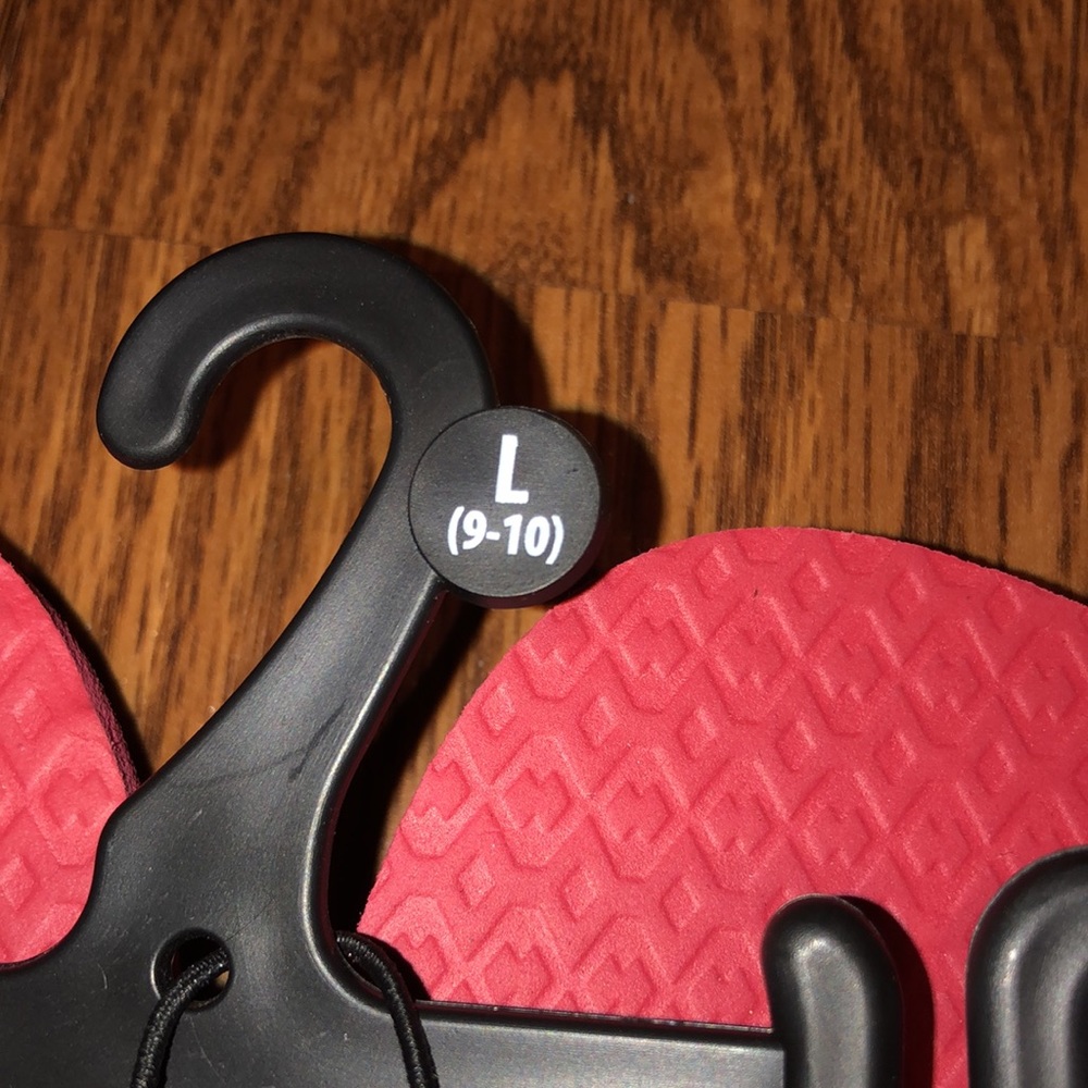 BRAND NEW WOMANS SANDALS SIZE LARGE SIZE 9-10. SMOKE FREE HOME - Picture 4 of 4